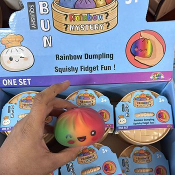 RAGE - RAINBOW Squishy Bun Dumplings NAGY (8.5 x 8.5 x 4.8 Cm) - Viral 2026 Fidget J&aacute;t&eacute;k (12db)
