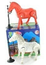 LOVAS MAN&Eacute;ZS L&Oacute; &Eacute;S ZEBRA DOBOZBAN
