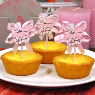 SZ&Uuml;LET&Eacute;SI CUPCAKE D&Iacute;SZ - R&Oacute;ZSASZ&Iacute;N BABAKOCSI (12 db)