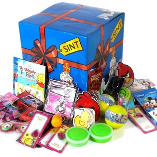 Sinterklaas / Mikul&aacute;s szerencsedoboz zs&aacute;kbamacska - 112 db