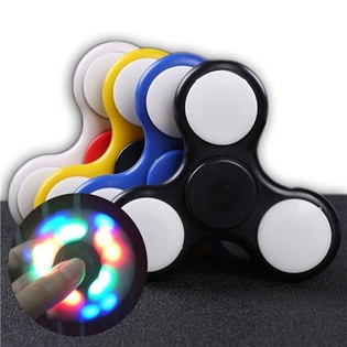 LED FIDGET SPINNEREK VIL&Aacute;G&Iacute;T&Aacute;SSAL ***2017-ES ŐR&Uuml;LET*** (17 f&eacute;ny)